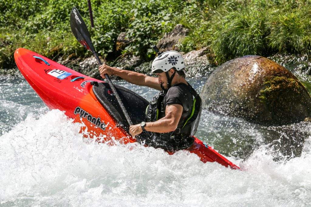 cours de kayak eau vive isere riviere apprendre naviguer sport patience passion coach sours particulier