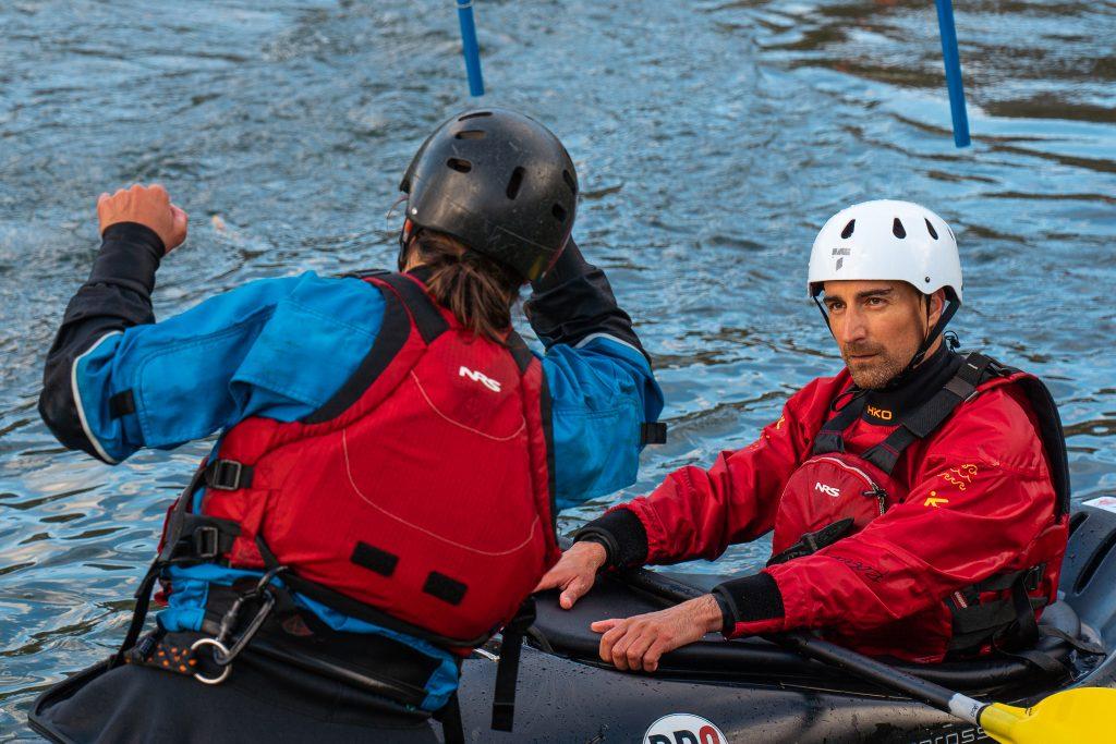 cours de kayak eau vive isere riviere apprendre naviguer sport patience passion coach sours particulier