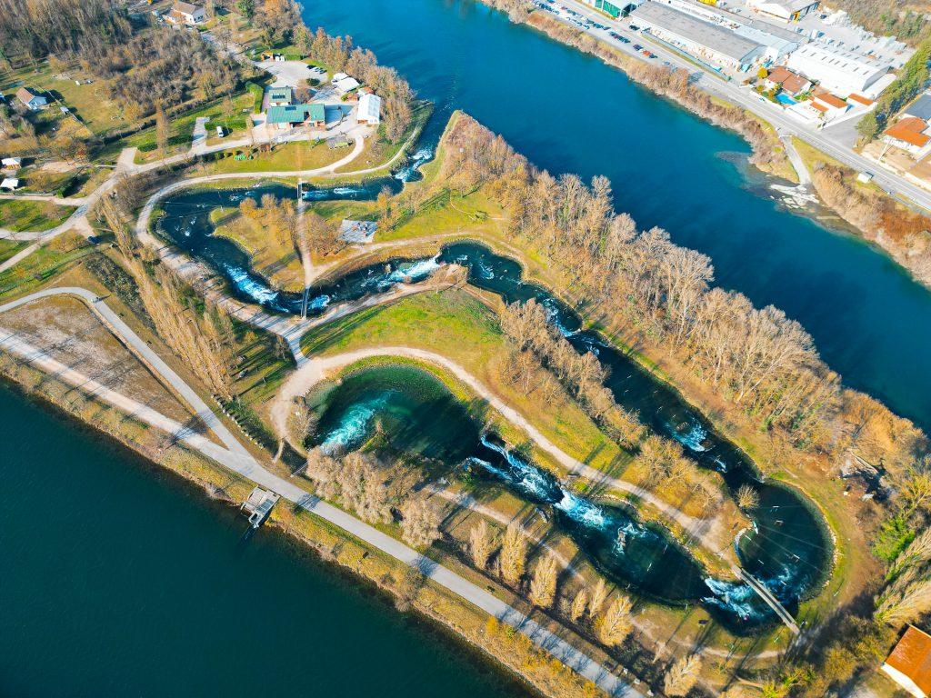 Vue aérienne de l'Espace Eau Vive. Ouverture