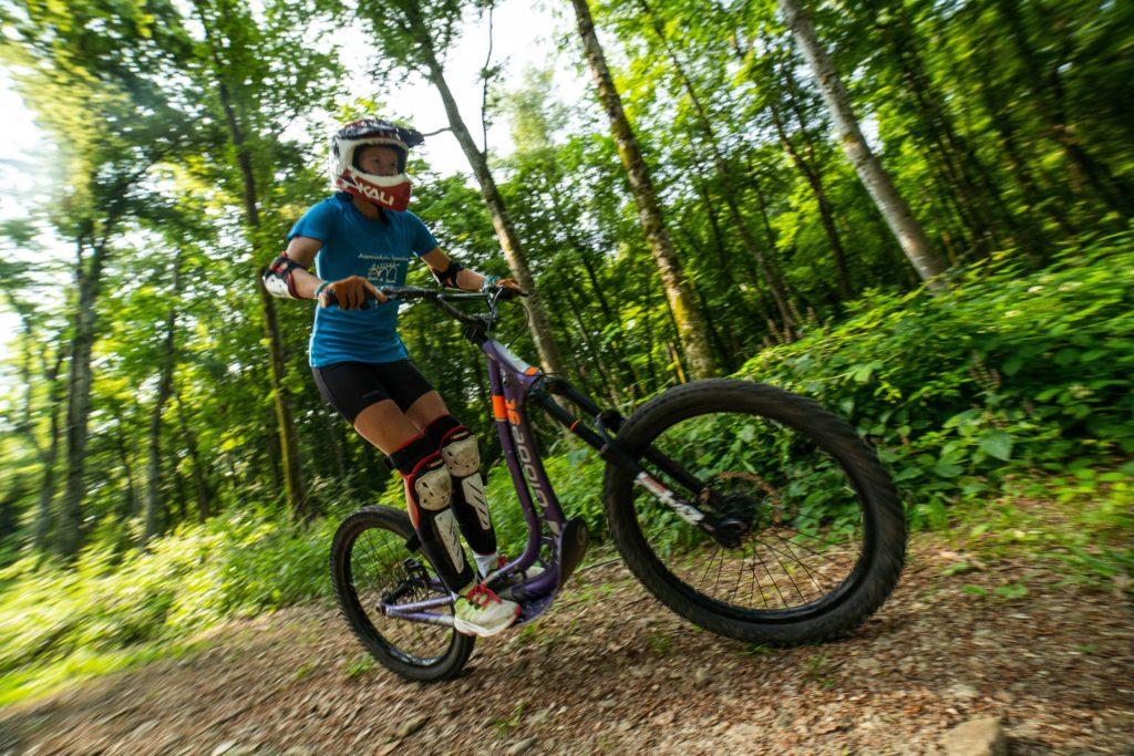 Trottinette de descente activite fun sport chemins tout terrain roues casque bugey sensations groupe famille activite evg evjf terre moto suspensions