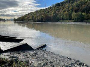 Crue du Rhone. La prise d'eau de la rivière sur le canal d'amenée