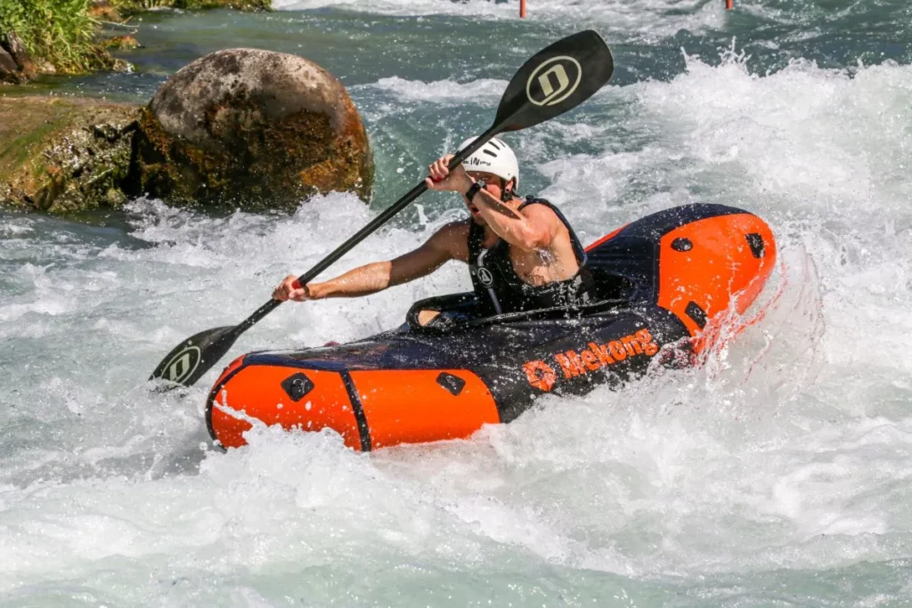 Packraft sur la rivière artificielle