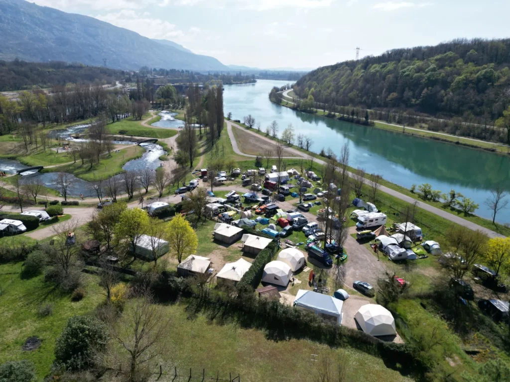 vbue aerienne du campi,g de l isle de la serre